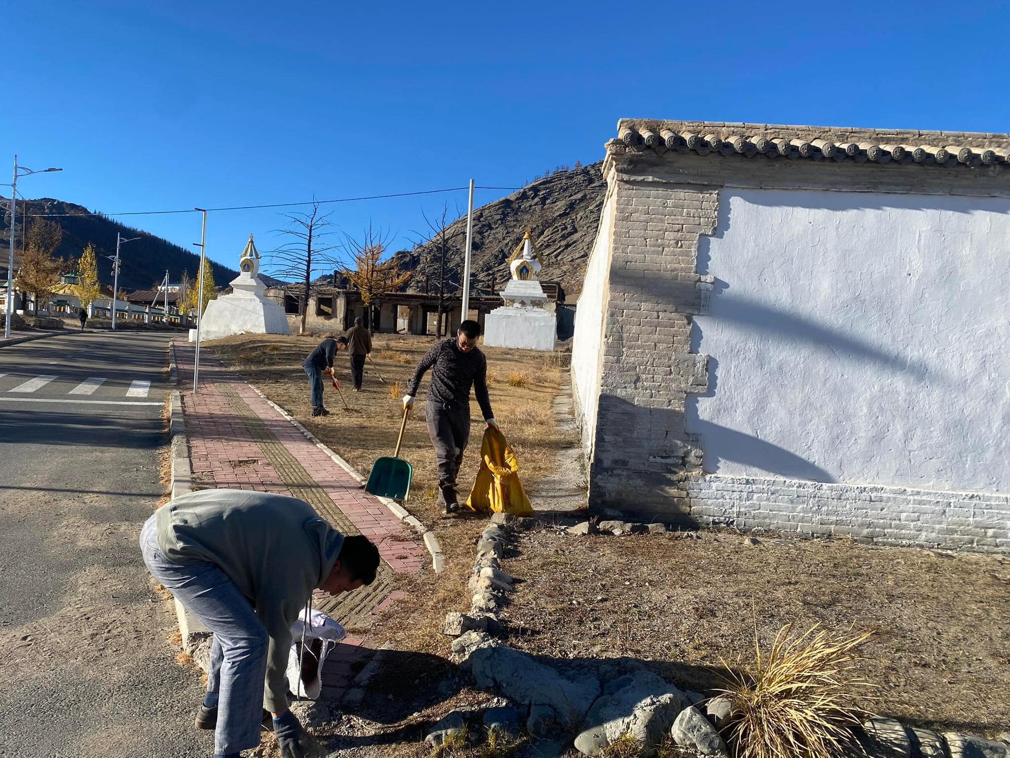 Эрдэнэбулган сумын Засаг даргын захирамжын дагуу хуваарьт газрын цас цэвэрлэгээний ажил хийлээ.